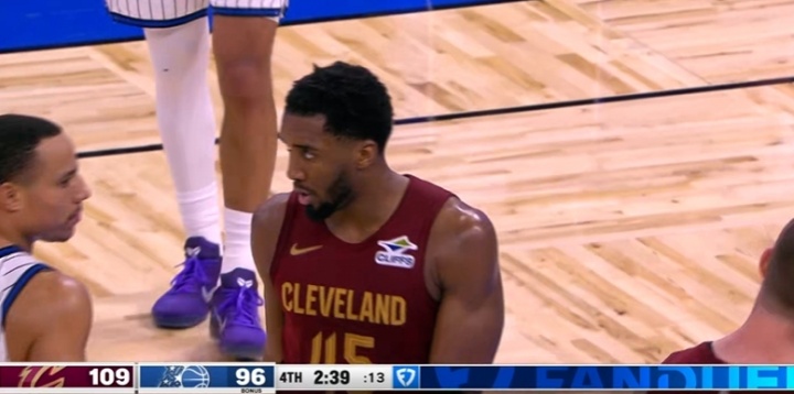 ⚡太韦德了！米切尔迷踪步把班凯罗晃得找不着北 替补席疯了