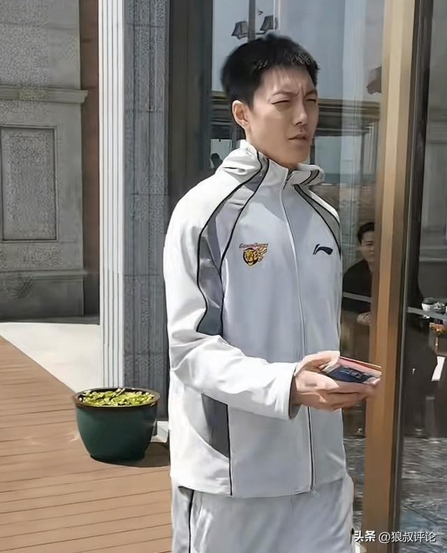 耀世娱乐注册登录-简单粗暴宠粉！胡明轩给客场粉丝送球票 今夜战青岛能否走出低迷